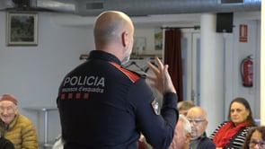 Els Mossos d'Esquadra donen consells de seguretat a la gent gran per evitar estafes