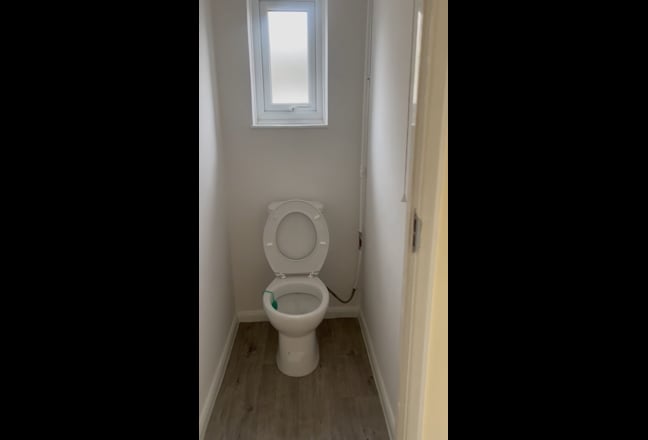 A well maintained double room for rent.  Main Photo