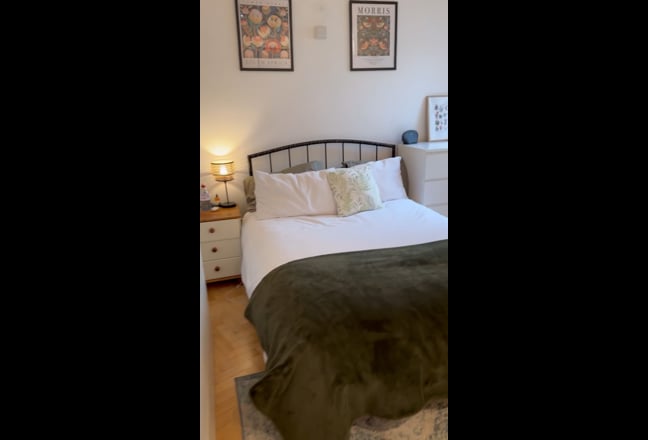 Large double room in all girls house 🌸 Main Photo