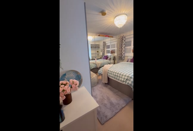 Gorgeous Double Room in a Detached House Main Photo