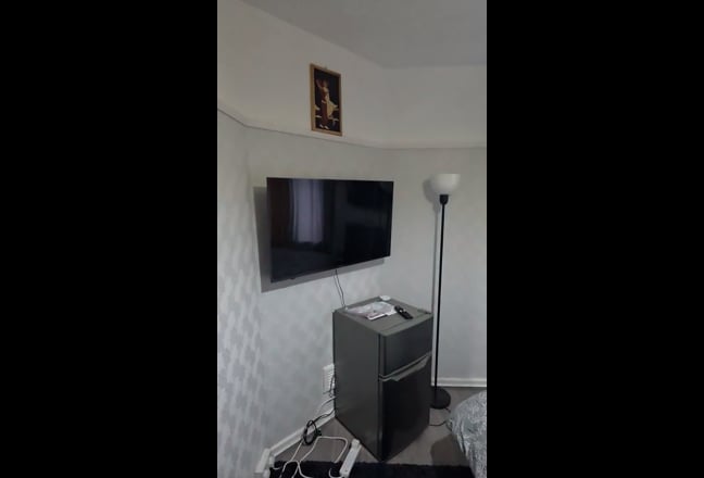 Quite Double bedroom for single professional. Main Photo