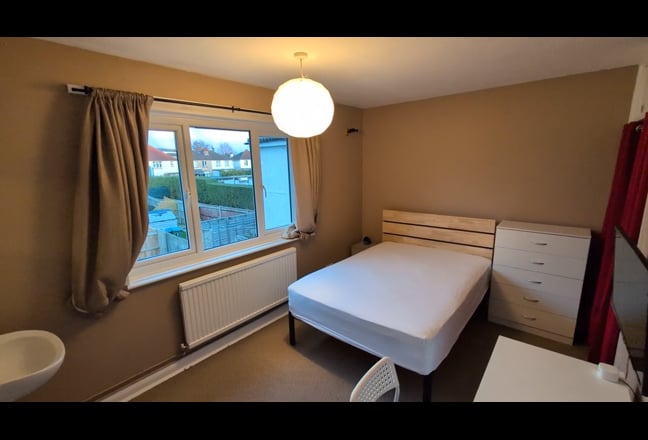 Near Hospital, driveway parking, home gym Main Photo