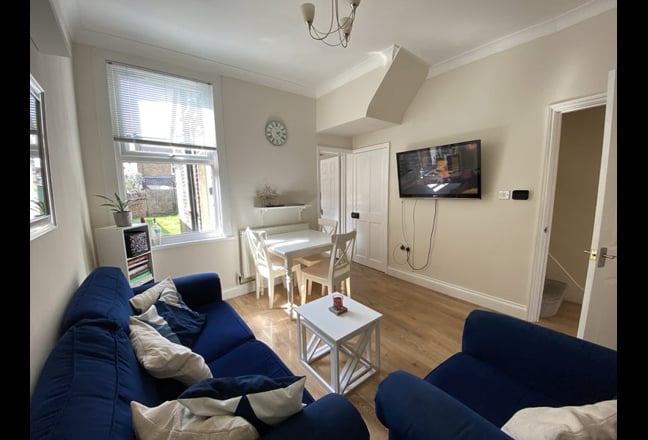 💕Bright Double Rm - All Bills Inc-Females Only.  Main Photo