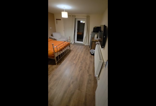 Large Double Ensuite. Contractors Only. Main Photo