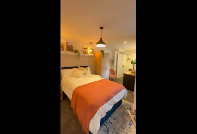 Bennett Stylish Double Bedroom + Ensuite BILLS INC Main Photo