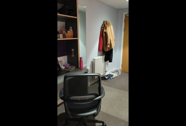 Fully furnished ensuite room Main Photo