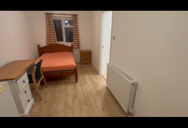 Double En-suite Room in Harrow Main Photo