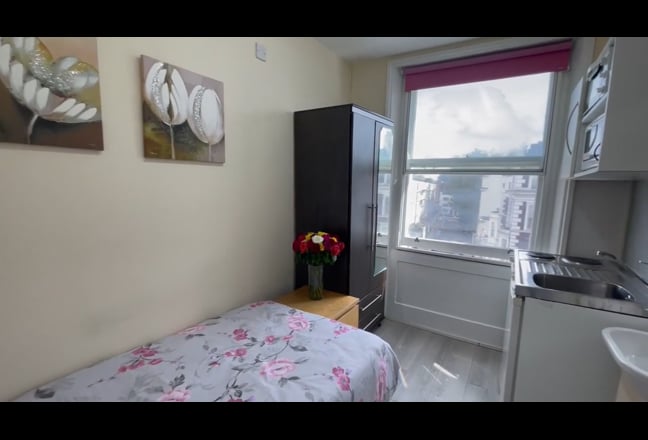 Single Bedsit in SW7 Main Photo