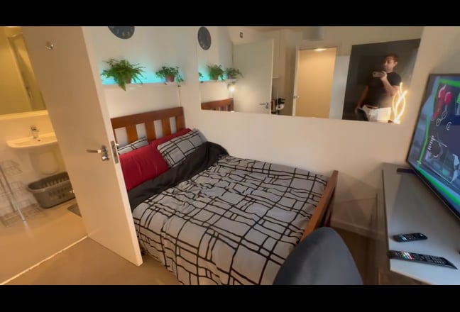 Luxury Semi-Studio Room in East London Main Photo