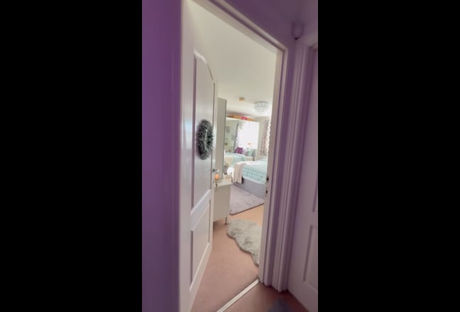 Gorgeous Double Room in a Detached House Main Photo