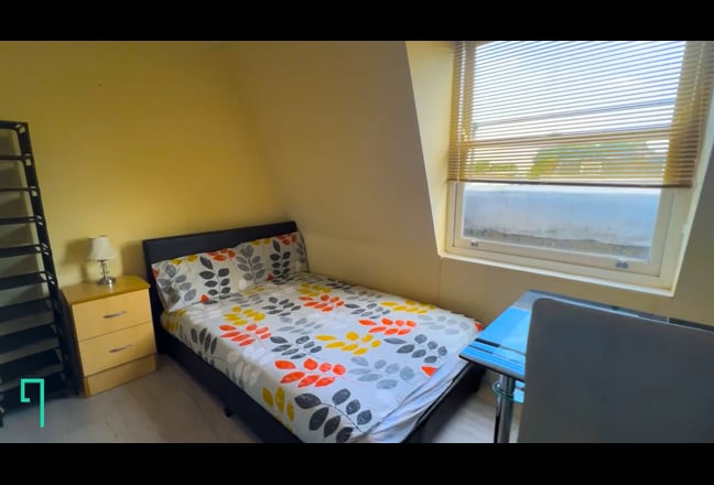 Sunny Double Bedsit in South Kensington  Main Photo