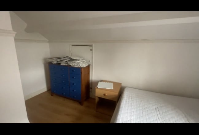 TWO roomed Attic  available Victoria Rd Main Photo