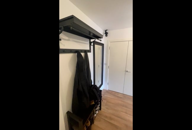 Modern 1-Bed flat w/ Balcony & London Views Main Photo