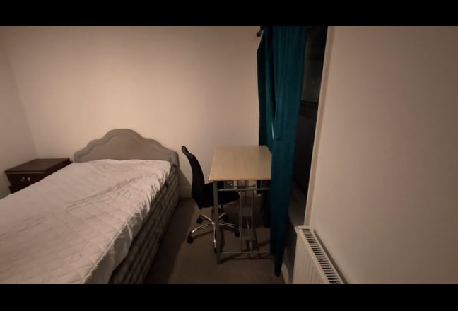 Double Bedroom Available Now by Crawley Station Main Photo