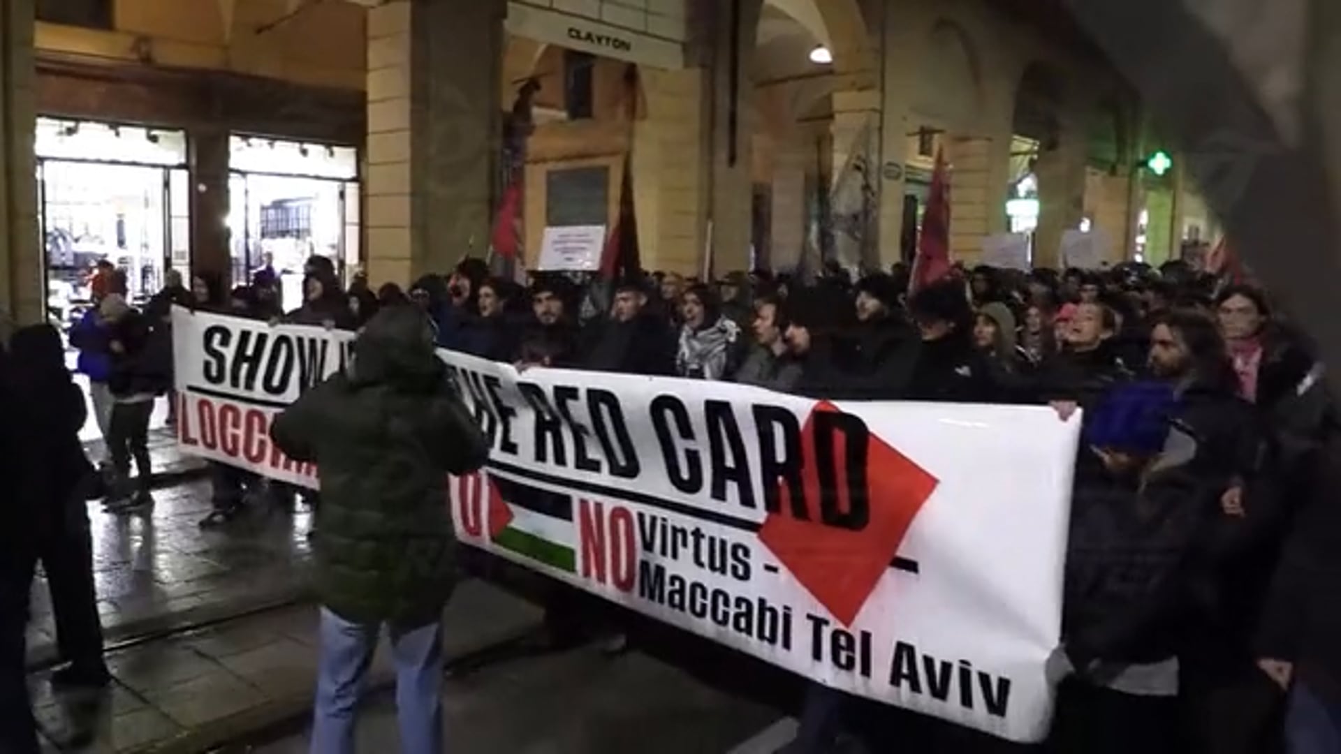 Guerriglia proPal nel centro di Bologna di nuovo assediata. Fuochi artificiali sparati ad altezza uomo. 16 agenti feriti