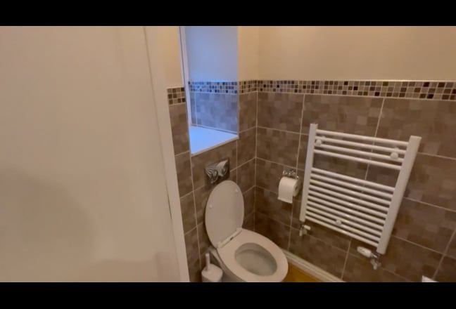 1  large available in 4 bed house Main Photo