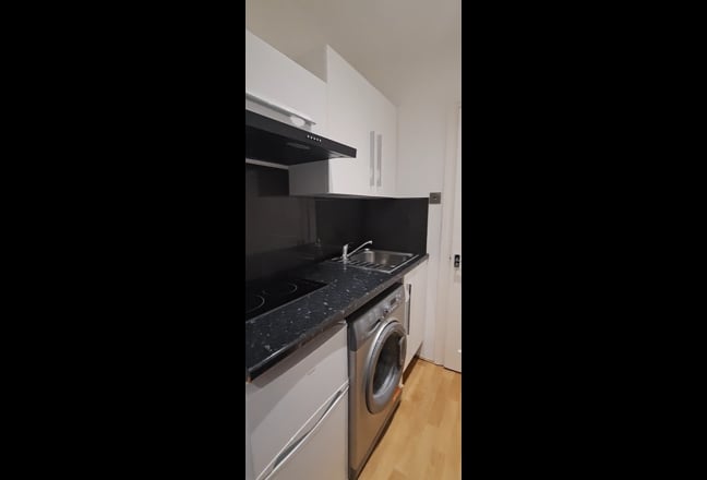 Beautiful Studio with ensuite and kitchenette Main Photo