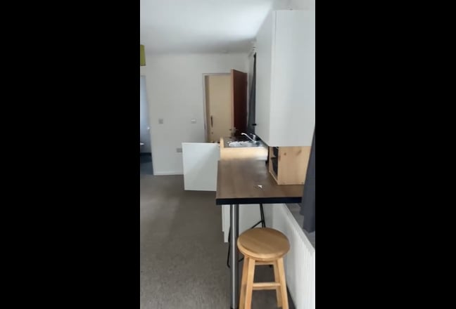 Annexe/bedsit with en-suite, kitchenette  Main Photo