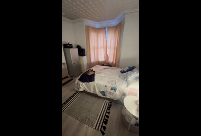 Double Room // Slough High street Main Photo