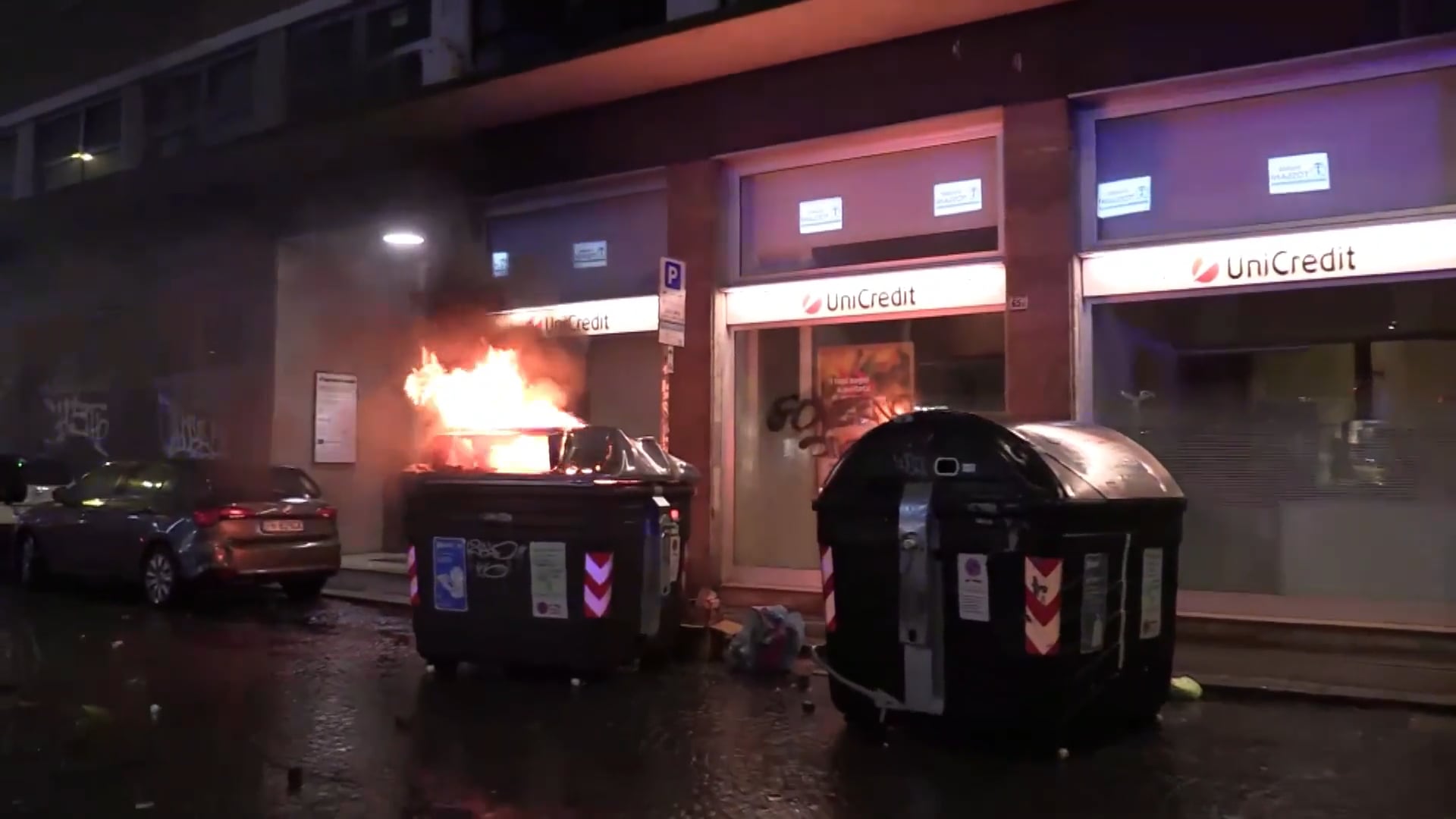 Mezza città devastata, 16 agenti feriti: le immagini e la cronaca di una serata di guerriglia