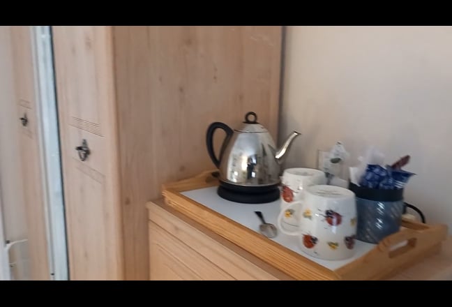 S/C Bedroom en-suite + Fridge/Microwave/Air fryer Main Photo