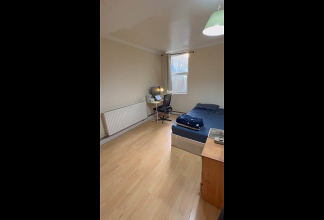 2 bedrooms available opp DLR stn in E14 (04.01.26) Main Photo