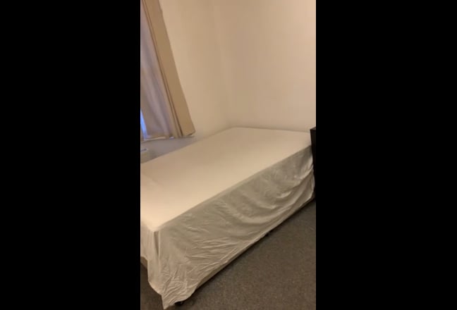 Large Ensuite Room, 2 Min walk from the station Main Photo