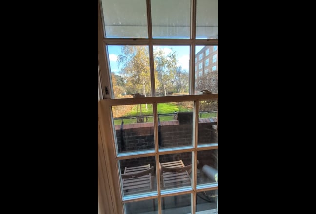 Clean Spacious Double Room close to Oval station Main Photo