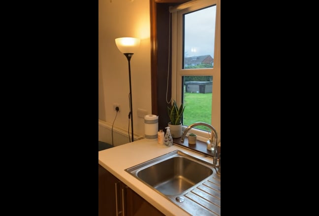 Studio apartment overlooking garden Main Photo