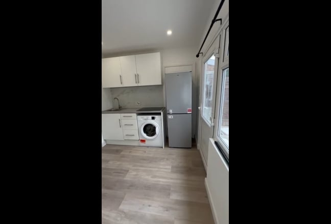 Spacious Studio with Private Entrance & Garden  Main Photo