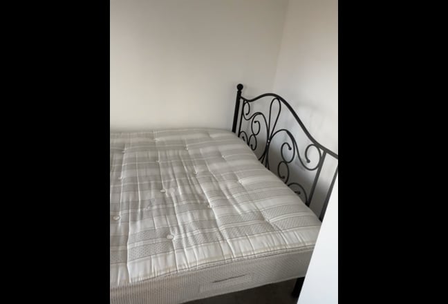 Double bed room for short term rental Main Photo