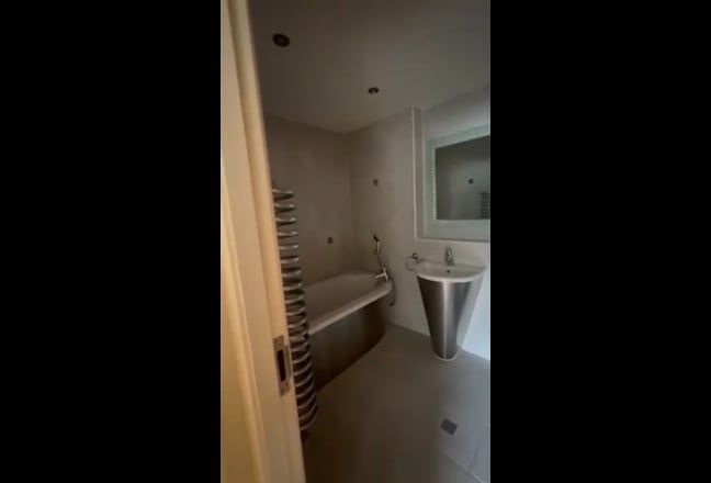 Double Room with Own Bathroom - City Centre!  Main Photo