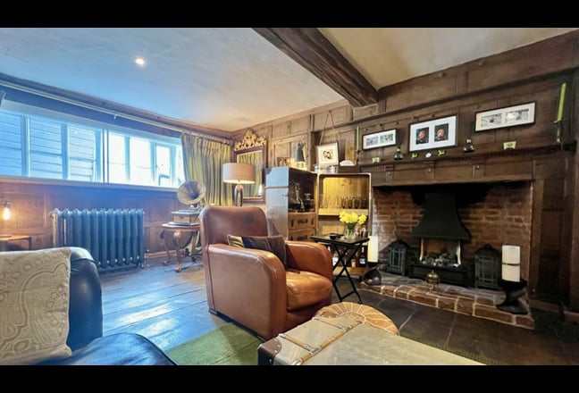  Luxury Flat, High Street Marlborough Main Photo