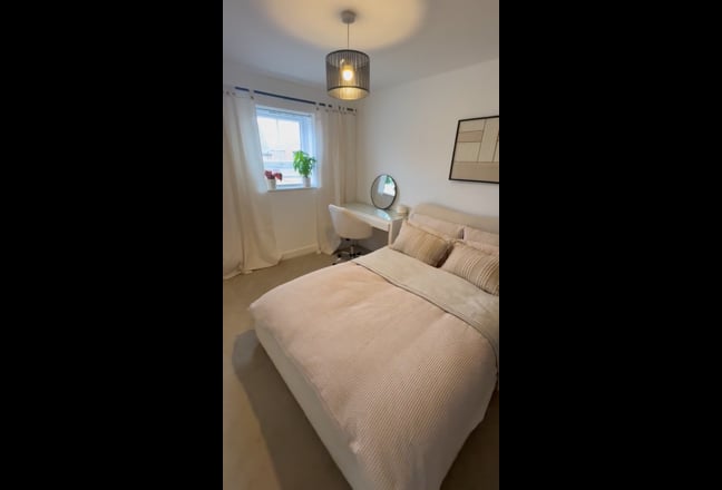 Room to rent in spacious new build property  Main Photo