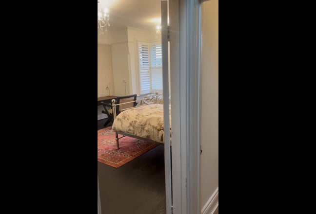 Large Double Room with En Suite Main Photo