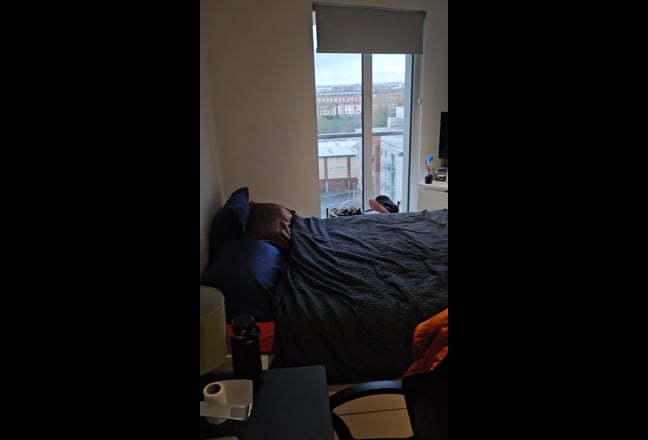 Double bedroom with ensuite next to media city Main Photo