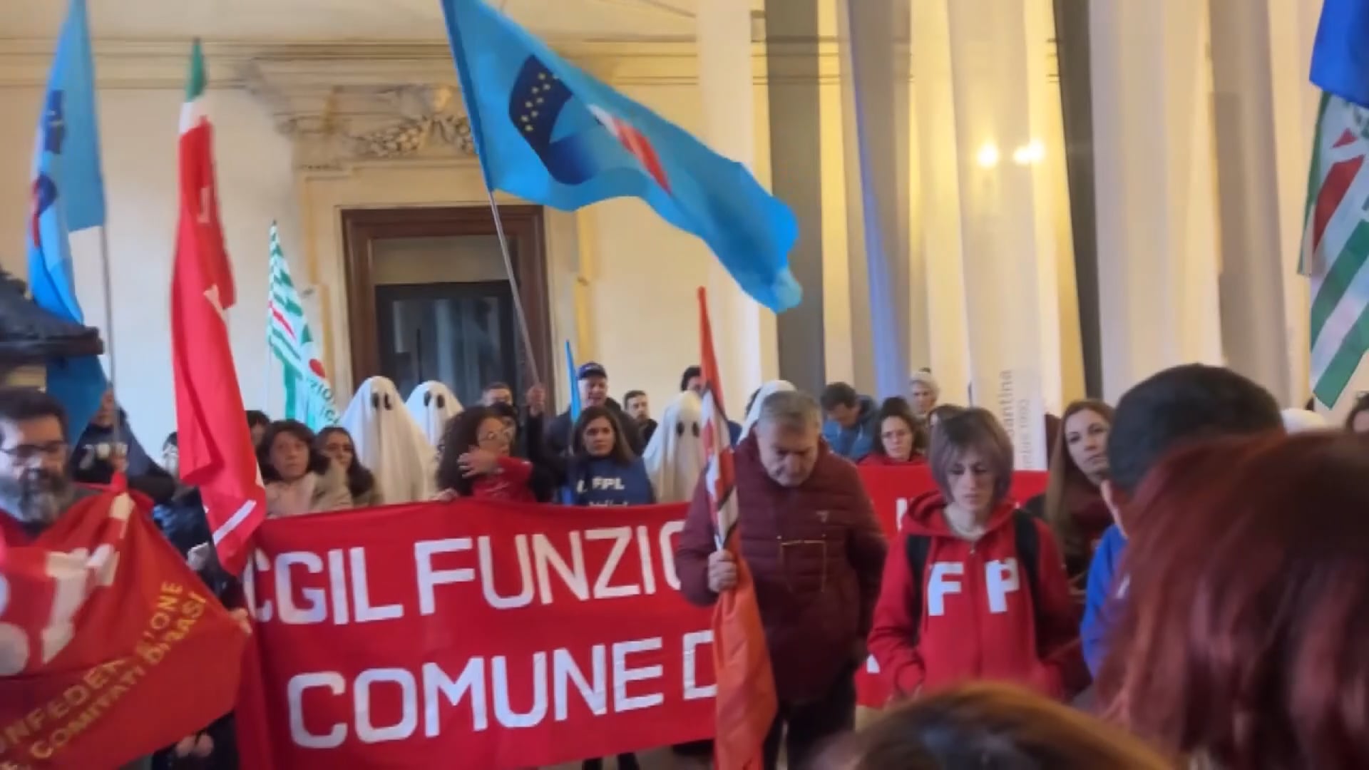 I “fantasmi” dei dipendenti del Comune di Bologna bloccano di nuovo il Consiglio comunale