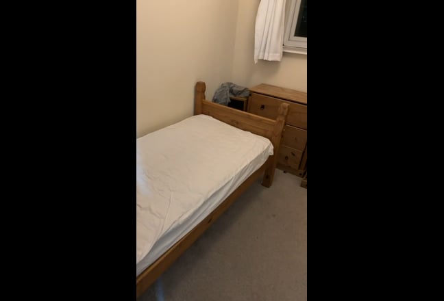 Room 3 available in city road  Main Photo