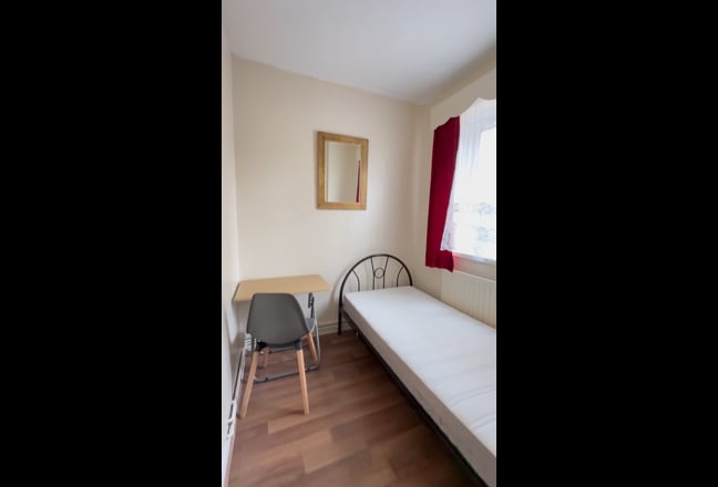 Large Bedroom (Stepney Green)  Main Photo