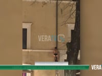 L’Aquila - In mutande sulla grondaia, la foto scatena i social