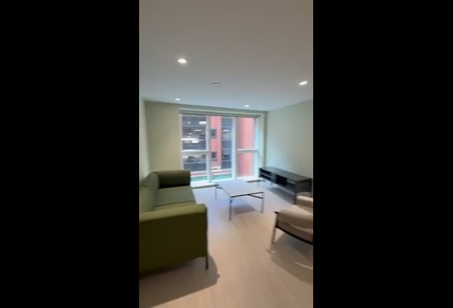 One Room in 2B2B Main Photo