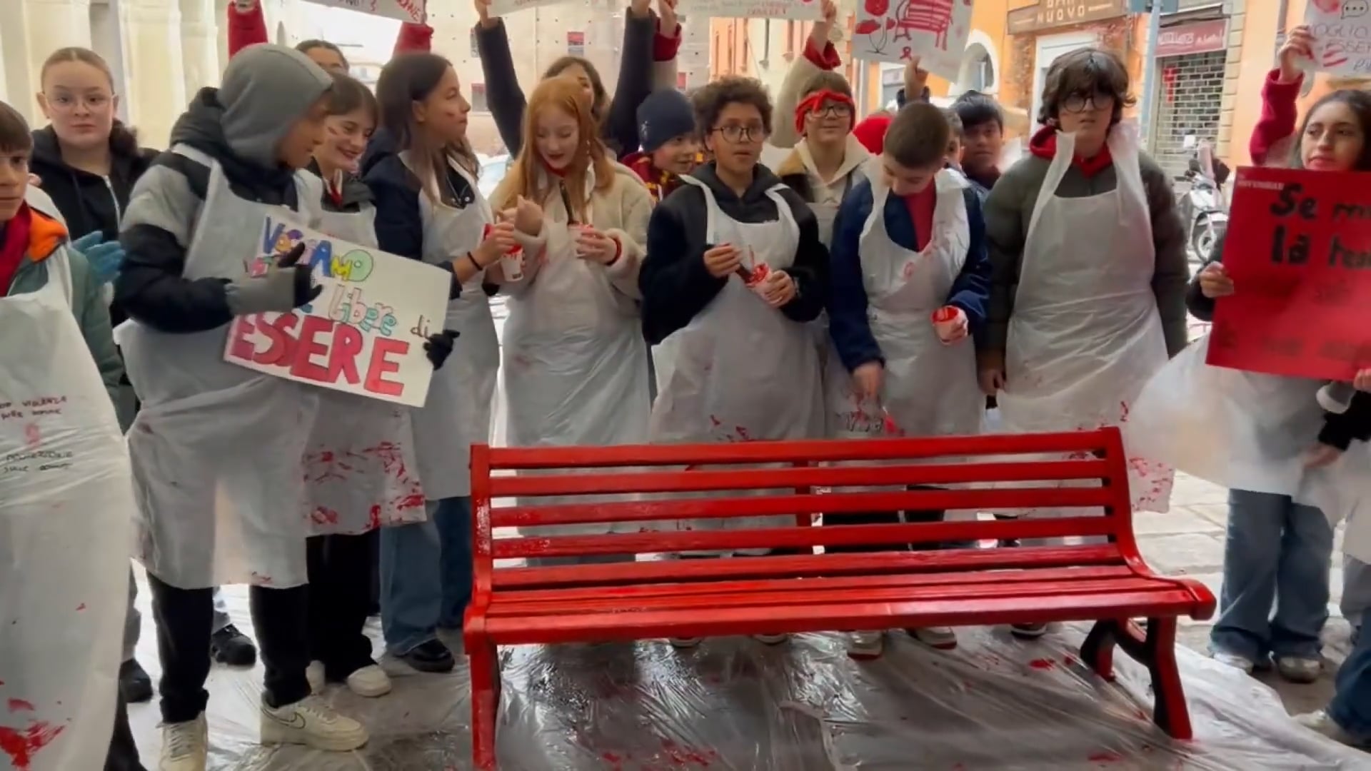 Gli alunni delle Guinizelli colorano di rosso una panchina per ricordare le vittime di femminicidio