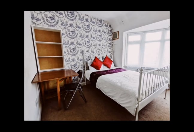 Large Double Room walking distance Hayes Station Main Photo