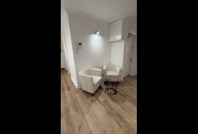 Really spacious room in 3 bed Flat in Clapham Main Photo