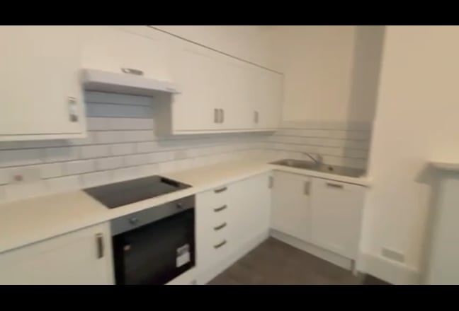 Spacious double room available in a 3 bed flat Main Photo