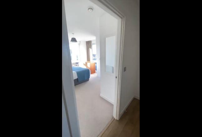 Spacious room in 2B2B flat on the Limehouse Basin Main Photo