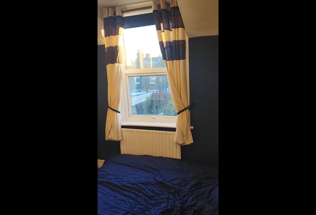 Extra Large Double room available great location Main Photo
