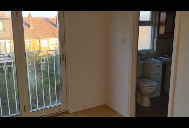 Large dbl + ensuite with kitchenette Main Photo