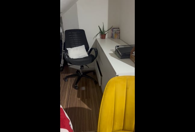 Double Room with on-Suite & Living Room for 900 Pm Main Photo