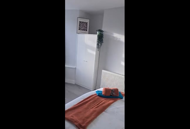 Double Ensuite Room Close to Train Station Main Photo